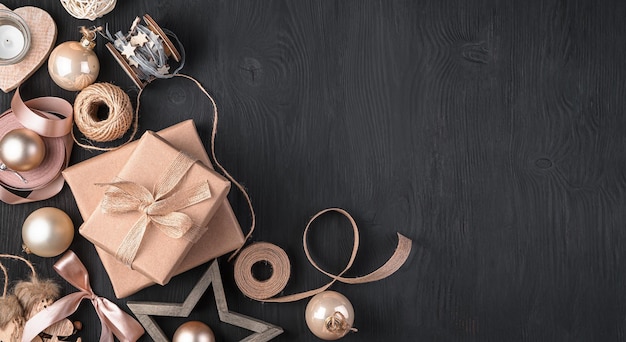 Fond de Noël avec des rubans de jouets et des coffrets cadeaux de ballons sur fond sombre