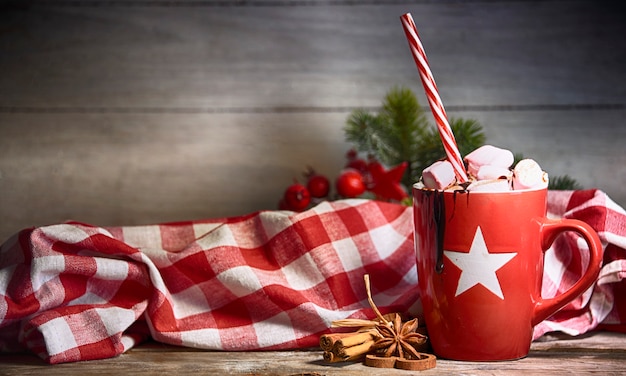 Fond de Noël rustique avec du chocolat chaud avec des guimauves