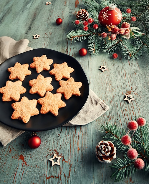 Fond de Noël rustique en vert et rouge avec des biscuits et des décorations