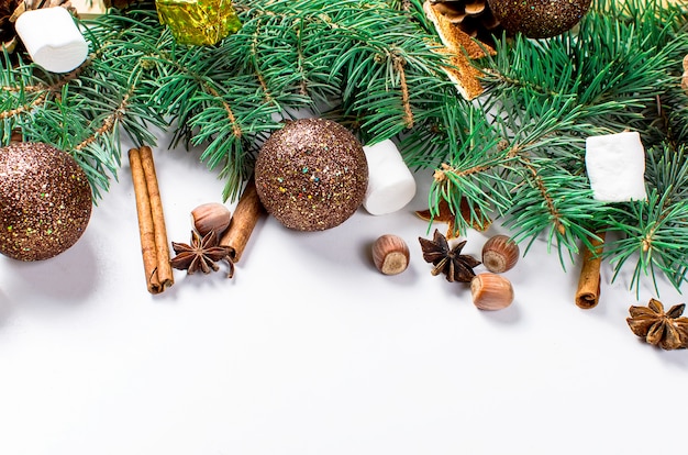 Fond de Noël avec sapin, bonbons, boule