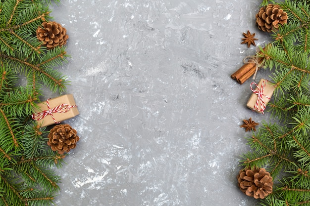 Fond de Noël avec sapin et coffret cadeau sur une table en bois. vue de dessus