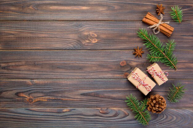 Fond de Noël avec sapin et coffret cadeau