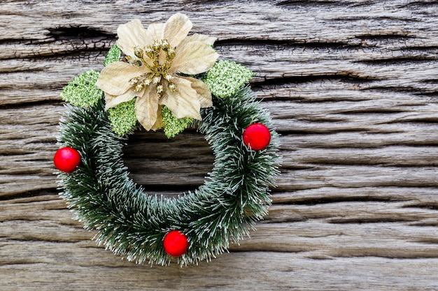 Fond de Noël avec sapin et décoration sur fond en bois ancien foncé.