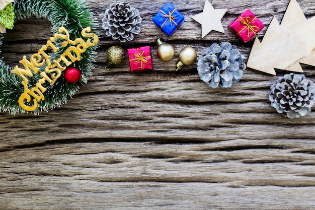 Fond de Noël avec sapin et décoration sur fond en bois ancien foncé.