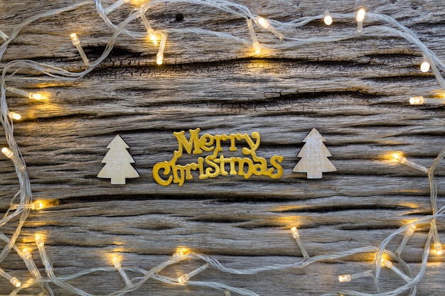 Fond de Noël avec sapin et décoration sur fond en bois ancien foncé.