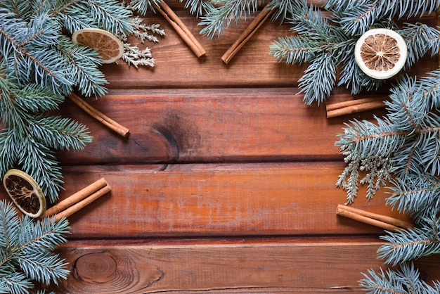 Fond de Noël avec sapin et décoration sur planche de bois foncé