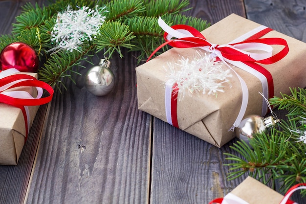 Fond de Noël avec sapin et décorations et coffrets cadeaux sur planche de bois