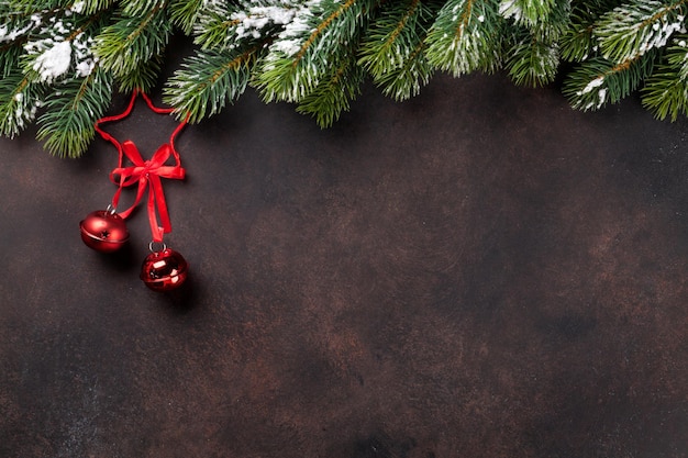 Fond de Noël avec sapin de neige et décor