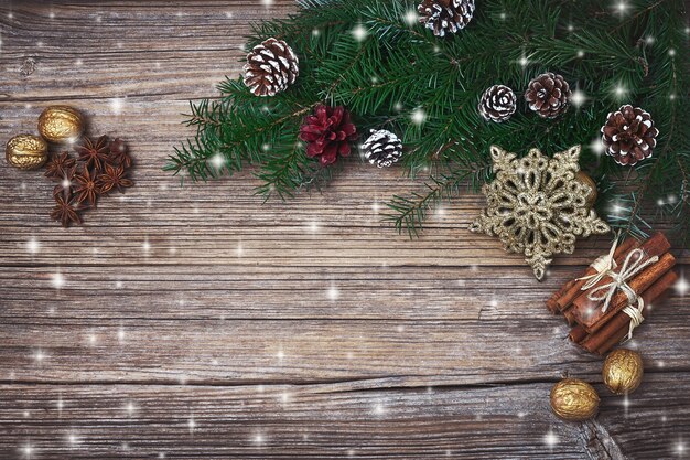 Fond de Noël. Sapin de Noël avec décoration sur fond de bois ancien. Espace de copie, tonique, vue de dessus, effet neige