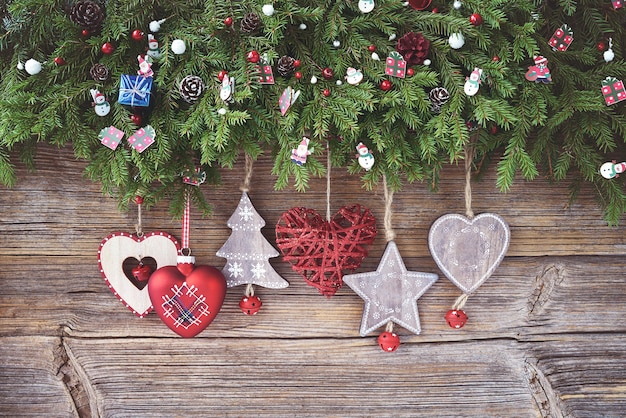 Fond de Noël Sapin de Noël avec décoration sur fond en bois. Espace de copie, vue de dessus