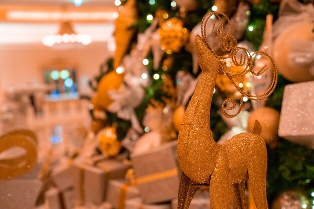 Fond de Noël avec sapin de Noël et lumières. Les ampoules sur l'arbre de Noël avec un beau fond de célébration