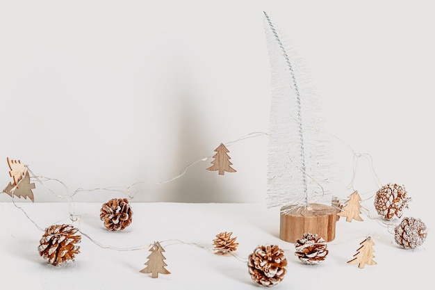 Fond de noël scandinave respectueux de l'environnement minimaliste dans des couleurs blanches place pour le texte