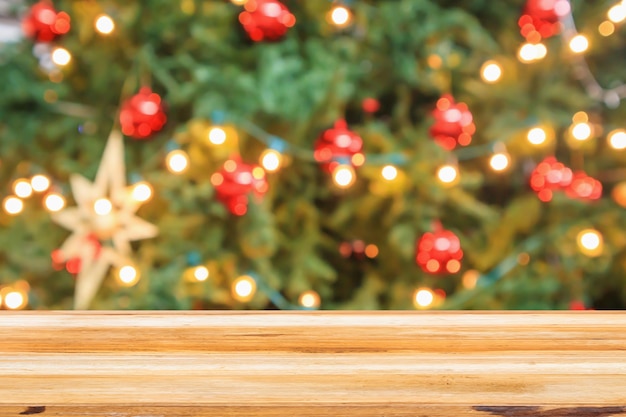 Fond de Noël avec table en bois vide sur lumières bokeh festives