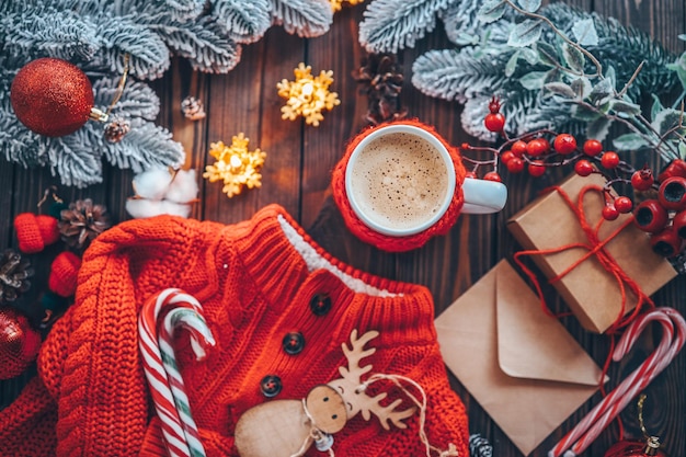 Fond de Noël avec une tasse de café et des décorations Flatley avec copie espace Célébration de Noël et du Nouvel An