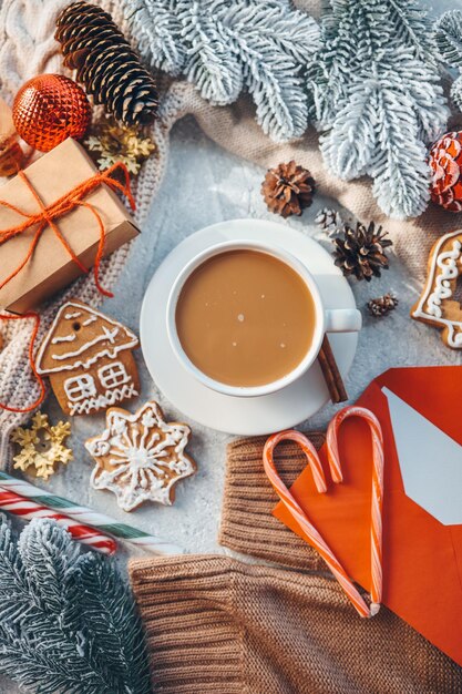 Fond de Noël télévision lay décor atmosphérique vue de dessus et une tasse de cacao