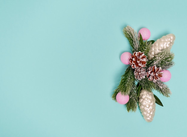 Fond de Noël. Vue de dessus des décorations de Noël. Mise à plat du design créatif sur fond bleu. Copiez l'espace pour le texte.