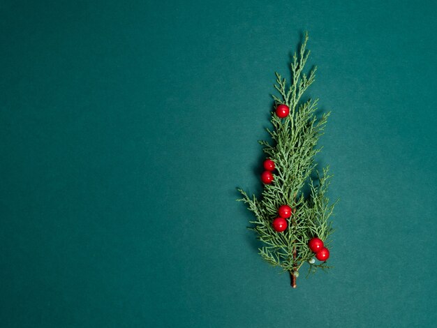 Fond de Noël. Vue de dessus des décorations de Noël. Mise à plat du design créatif sur fond vert. Copiez l'espace pour le texte.