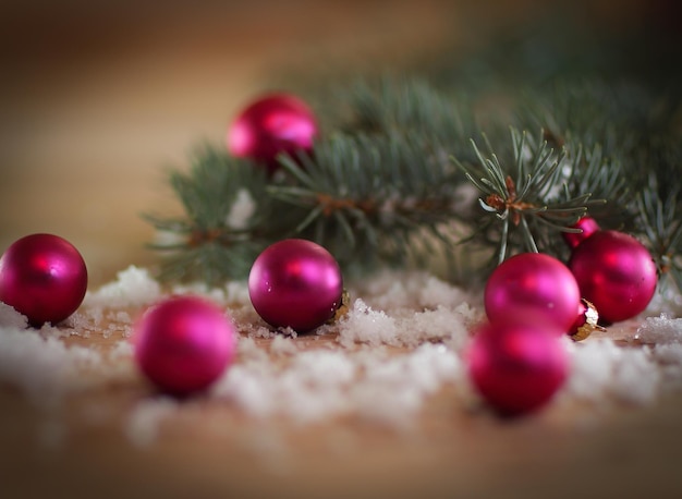 Fond de NoëlBoules de Noël sur une table en bois