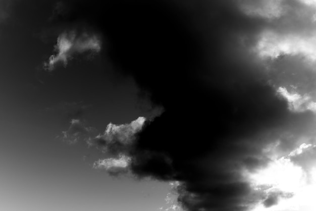 Fond noir et blanc sous la forme du ciel et des nuages.