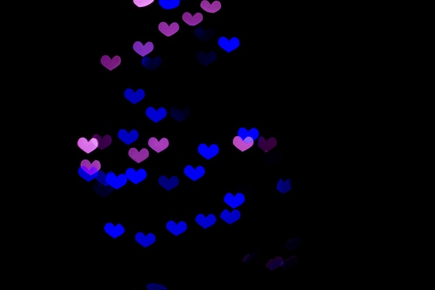 Fond noir avec des coeurs bleu violet.