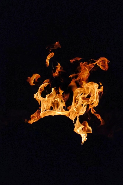 Photo un fond noir avec un feu et des flammes comme le feu