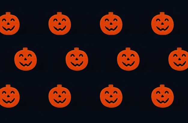 Fond noir d'Halloween avec des citrouilles effrayantes.