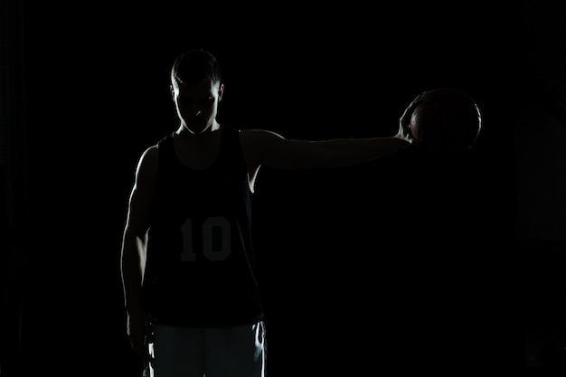 fond noir avec le joueur de basket