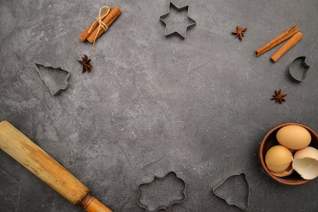 fond noir de noël avec des ingrédients de biscuits