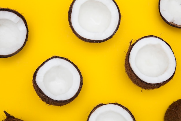 Fond de noix de coco d'été tropical moitié et noix de coco entières sur fond jaune