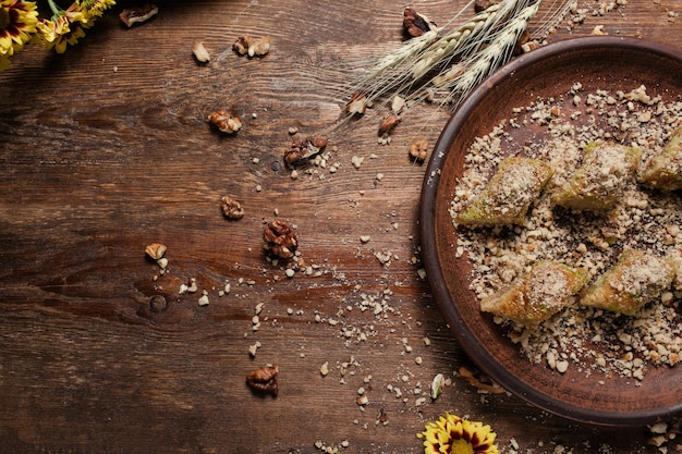 Fond de nourriture. Baklava sur une assiette rustique. Concept de dessert turc