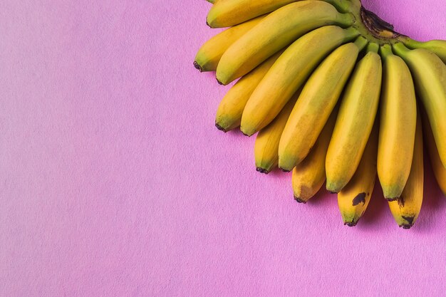 Fond de nourriture à la banane sur pastel de couleur; papier.