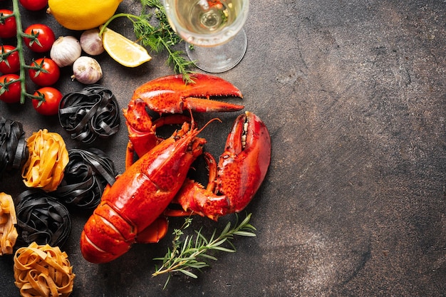 Fond de nourriture avec le homard et le vin cuits de pâtes