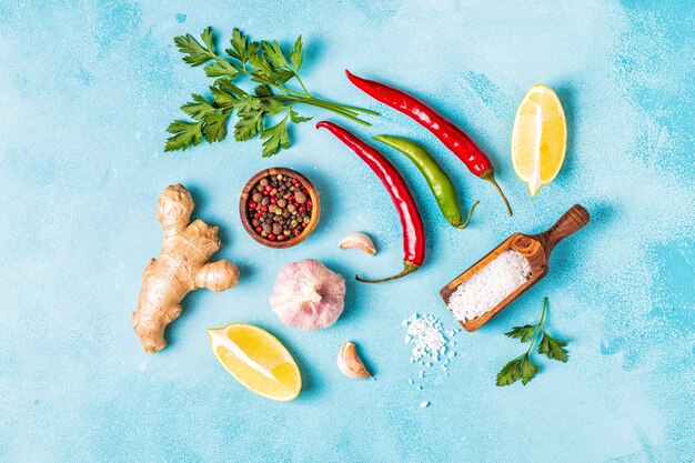 Fond de nourriture avec des légumes, des épices, des herbes