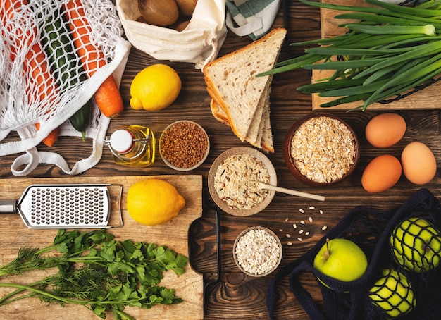 Fond de nourriture, légumes, fruits et céréales sur un bois, ingrédients de cuisine sains. Vue de dessus.