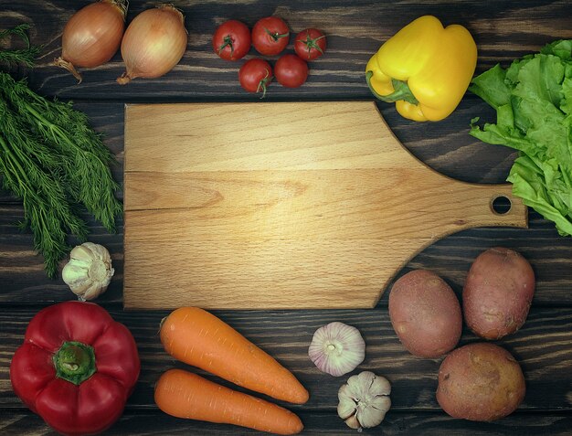 Fond de nourriture avec des légumes et vue de dessus de planche à découper