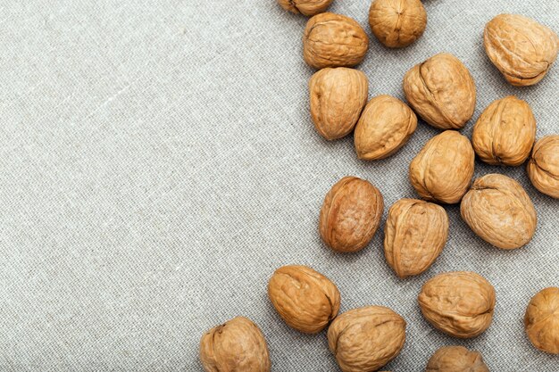 Fond de nourriture avec des noix sur le tissu et l&#39;espace de la copie.