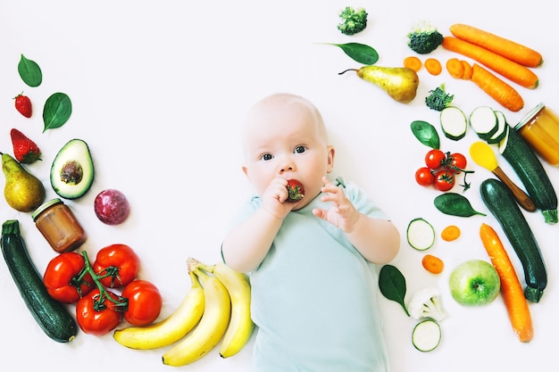 Fond de nourriture de nutrition d'enfant sain Bébé souriant âgé de 8 moisBébé première alimentation solide