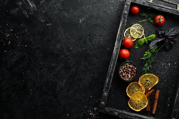 Fond de nourriture en pierre noire Ingrédients de cuisine Vue de dessus Espace libre pour votre texte