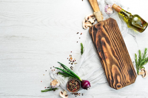 Fond de nourriture Planche de cuisine sur la table avec des épices et des herbes Vue de dessus