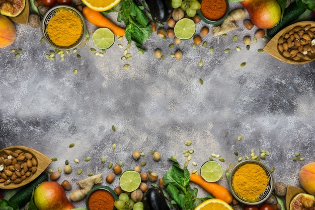 Fond de nourriture saine, cadre d'aliments biologiques. Ingrédients pour une cuisine saine: légumes, fruits, noix, épices