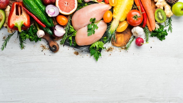 Fond de nourriture saine Légumes frais fruits et viande de poulet Espace libre pour votre texte Style rustique