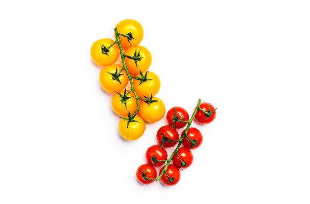 Fond de nourriture tomates cerises jaunes et rouges sur la vue de dessus de table blanche