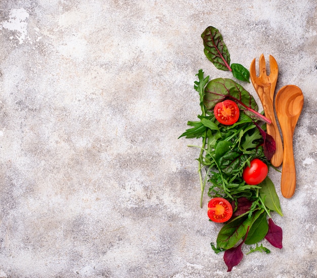 Fond de nourriture verte avec mélange de feuilles de salade