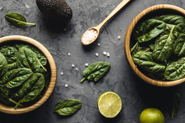 Fond de nourriture verte sur la vue de dessus de table en pierre. Alimentation saine, végétalienne, produits écologiques.