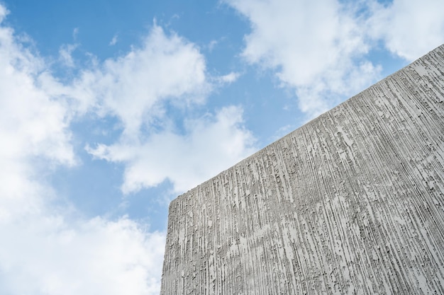 Photo fond nouveau de ciment gris espace libre détail extérieur du mur fond de pierre abstraite texture de studio et texture de fond de ciel bleu avec des nuages blancs