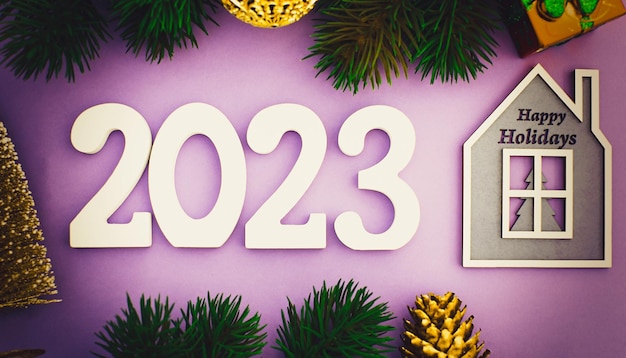 Fond de nouvel an 2023 avec des boules de Noël et des branches de sapin Lumières de Noël abstraites sur fond