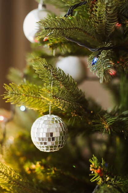 Fond de nouvel an avec un sapin de Noël étincelant avec des boules et des décorations