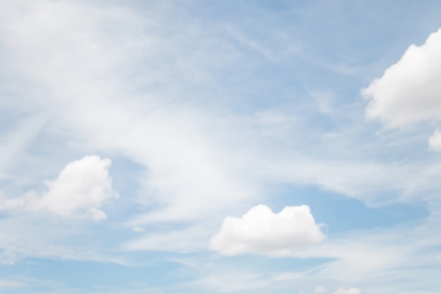 Un fond de nuage doux, ciel bleu avec nuage