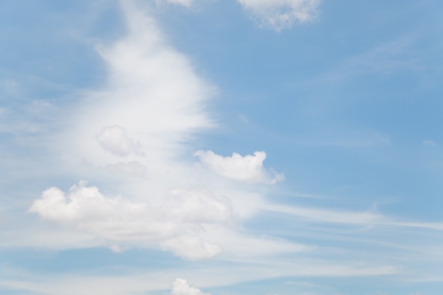 Un fond de nuage doux, ciel bleu avec nuage