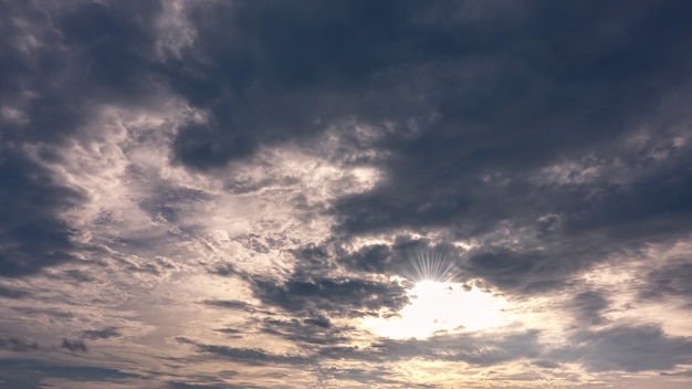 Fond de nuages beau coucher de soleil ciel soirée